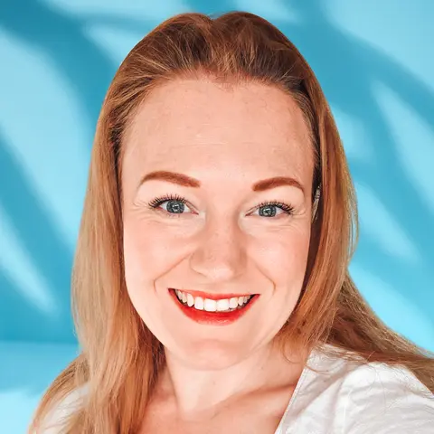 Beduna (Betina) smiler til kameraet